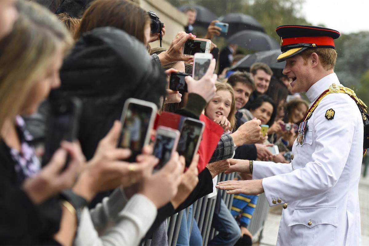 Harry entschädigte die Fans für stundenlanges Warten im Regen mit ausgiebigen Schwätzchen und Händeschütteln. "Alle frieren hier wer weiß wie - ich hoffe, ihr macht nicht mich dafür verantwortlich", witzelte er nach Angaben der Zeitung mit Win Nicholson (87). Für einen Zwölfjährigen mit roten Haaren nahm sich der rothaarige Prinz extra Zeit. "Er meinte, ein Rotschopf zu sein, sei super", berichtete der Schüler Ethan begeistert der Zeitung.