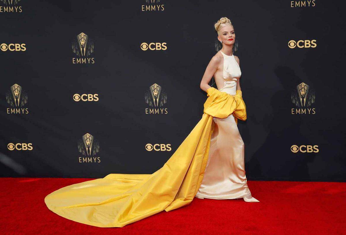 Die Komödie "Ted Lasso" und das Drama "The Crown" sind bei der Emmy-Verleihung am Sonntagabend in Los Angeles als beste Fernsehserien des Jahres ausgezeichnet worden. Ebenfalls von Netflix produziert wurde die beste Miniserie des Jahres, "Damengambit". Hauptdarstellerin Anya Taylor-Joy setzte ihren Siegeszug in einem Look von Dior fort.