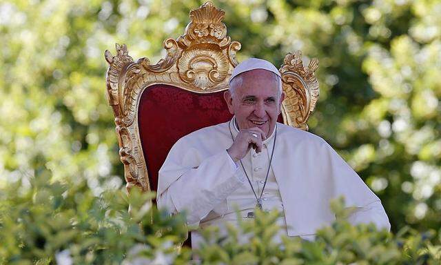 Papst Franziskus zeigt zehn Wege ins Glück.