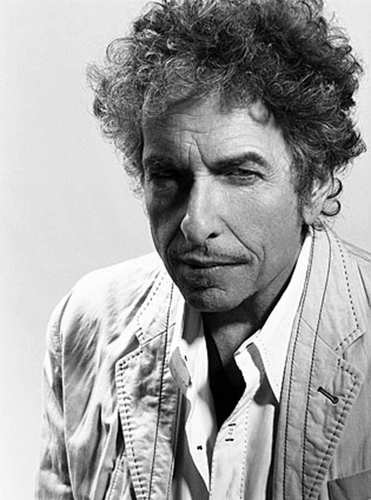 Mit Beginn der 80er Jahre schlitterte der amerikanische Folk- und Rocksänger Bob Dylan in eine musikalische Krise: Schlechte Rezensionen, Alkoholprobleme, Rückzug ins Privatleben. Erst Mitte der Neunziger trat er wieder breitenwirksam auf, das erfolgreiche Comeback gelang ihm schließlich mit dem Album "Time Out Of Mind". Dieses wurde gleich mit drei Grammys überhäuft, weiters folgten ein Golden Globe sowie ein Oscar für den besten Filmsong.