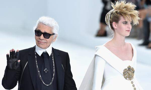 Zur "MeToo"-Debatte meinte Lagerfeld: "Das ist unglaublich. Wenn du nicht willst, dass dir jemand die Hose herunterzieht, dann werde kein Model. Geh in ein Nonnenkloster (...)".