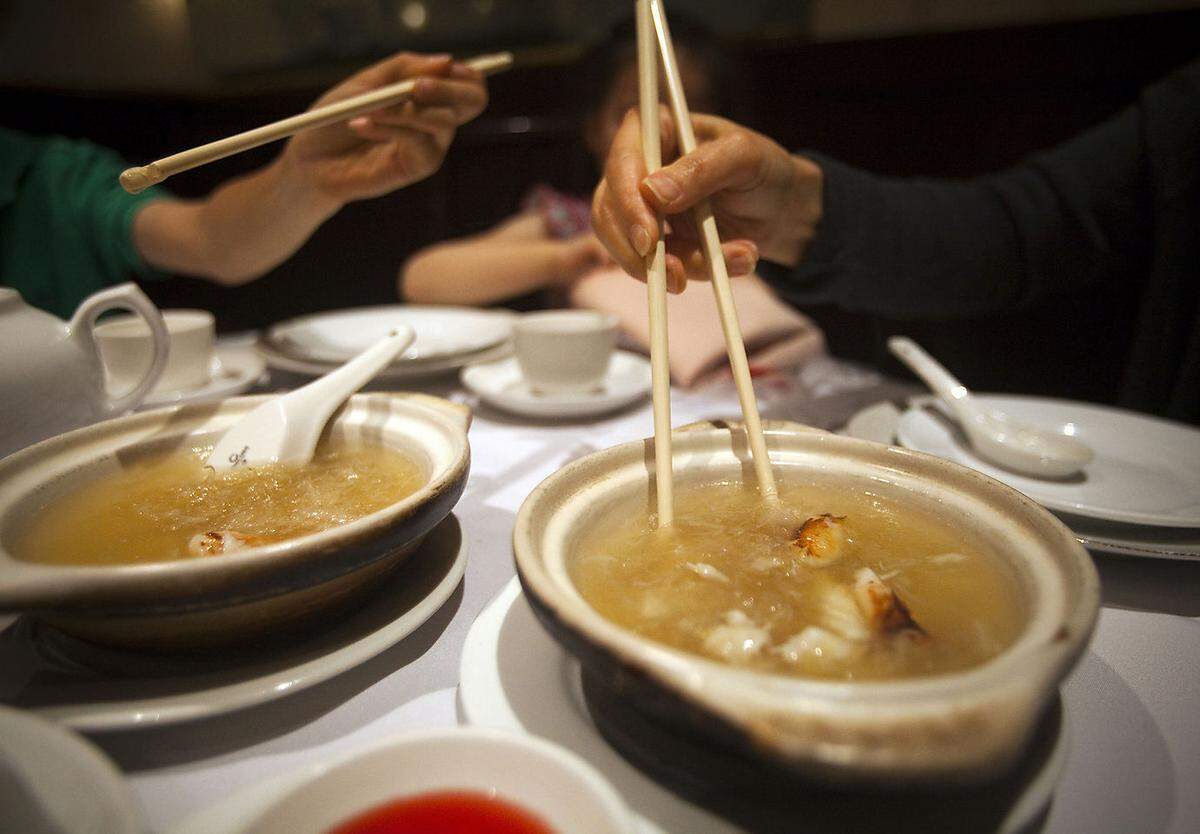 Ebenfalls eine traditionelle Speise, diesmal aus China: Haifischflossensuppe. In den USA ist der höchst umstrittene Haifischfang für Schiffe unter amerikanischer Flagge verboten; in Kalifornien ist auch der Verkauf von Haiffischflossen per se nicht erlaubt. Um an Haiffischflossen zu kommen, schneiden manche Fischer lebendigen Haien die Flossen ab und werfen sie anschließend zurück ins Meer, wo die Haie meist ertrinken.