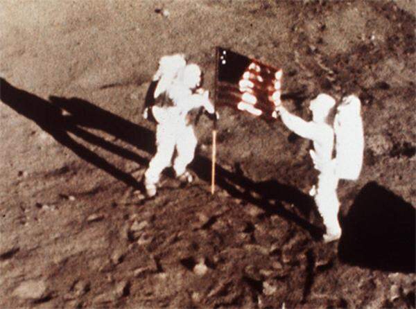 Die Russen hatten schon 1959 ein unbemanntes Raumschiff auf dem Mond aufschlagen lassen und mit Luna 16 auch ein Gefährt gebaut, das wieder zur Erde zurückkehrte. Am 20. Juli 1969 gelang den USA aber der Coup: Neil Armstrong setzte als erster Mensch einen Fuß auf den Mond. Kollege Edwin "Buzz" Aldrin folgte ihm wenig später. Der dritte Astronaut der Apollo-11-Mission, Michael Collins, musste im Orbit bleiben und das Kommandomodul steuern. Mit dem Erfolg der Mondmission konnten die USA einen gewaltigen politischen und moralischen Sieg im Kalten Krieg erringen. Es folgten fünf weitere bemannte Mondlandungen, ehe man weitere Pläne für den Mond verwarf.