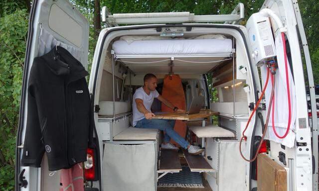Arbeiten, kochen, schlafen und Surfausrüstung verstauen: Seinen Bus hat Matthias Erlacher auf die eigenen Bedürfnisse zugeschnitten – und so zum trauten Heim für den Sommer verwandelt.