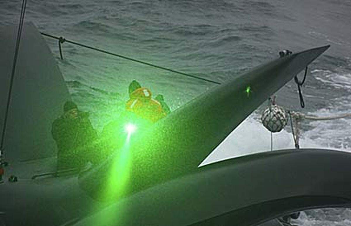 Die Umweltschützer der Sea Shepherd Society setzen im Kampf gegen japanische Walfänger neue Waffen ein: Nicht nur, dass sie eines der schnellsten Boote der Welt haben, sie blenden die Besatzung der Schiffe der Walfangflotte auch mit Lasern.