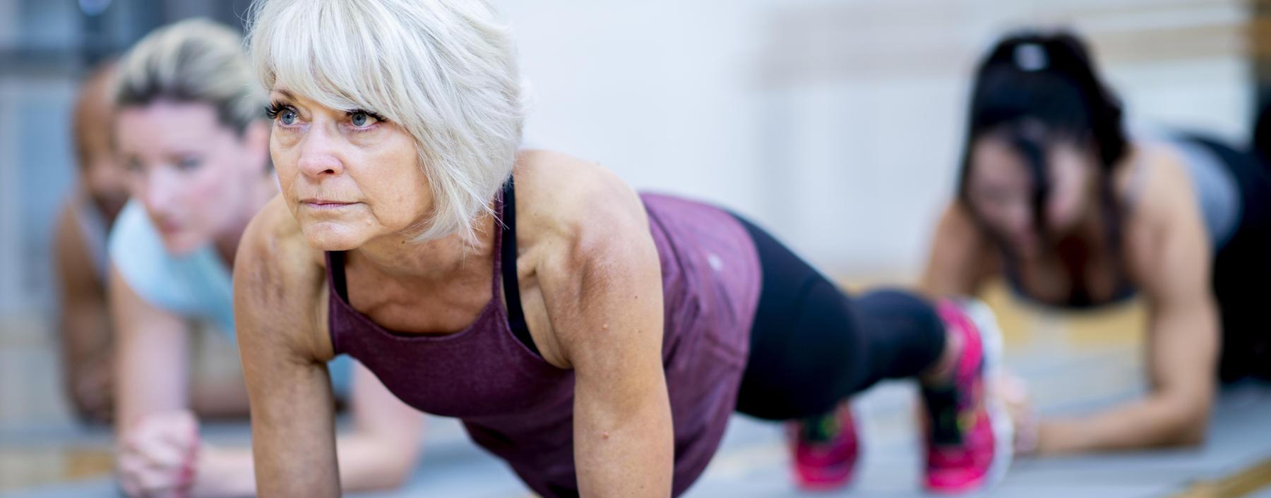 Vom Planken bis zum Stemmen von Langhanteln: Je älter man wird, desto stärker profitiert man von wachsender Muskelkraft.