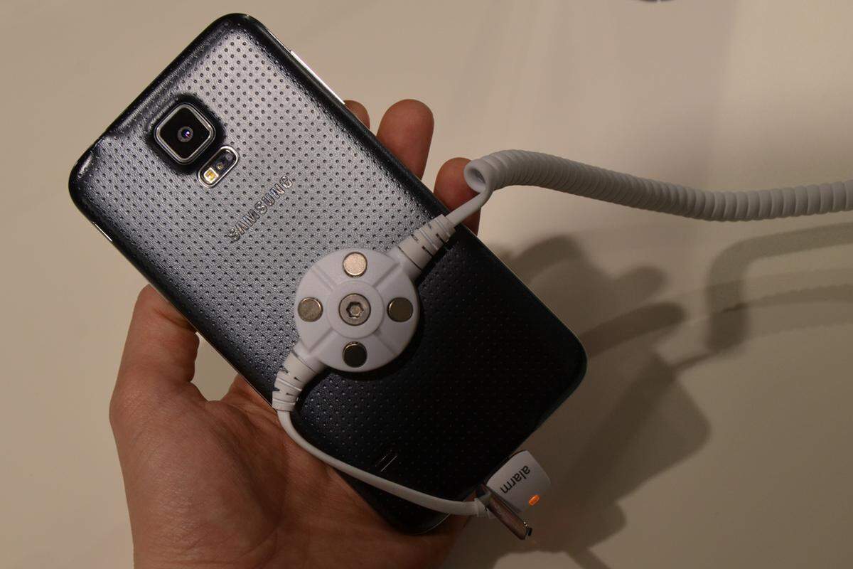 Die Rückseite des Galaxy S5 unterscheidet sich stark vom Vorgänger. Der Kunststoff ist perforiertem Leder nachempfunden - ein Design, das sicherlich polarisiert. Die Oberfläche fühlt sich zumindest hochwertig an und ist im Unterschied zu dem harten Kunststoff-Leder des Galaxy Note 3 angenehm weich und griffig.