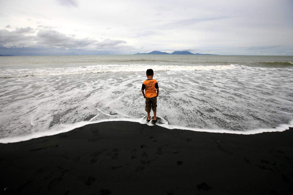 Das Meer ist für viele Menschen in der Region Lebenserhalter, man lebt vom Fischfang. Seit dem 26.12.2004 hat sich die Beziehung zum Ozean geändert. Im Bild: ein Bub am Strand vor Banda Aceh, die damals schwerst getroffene Stadt auf der indonesischen Insel Sumatra.