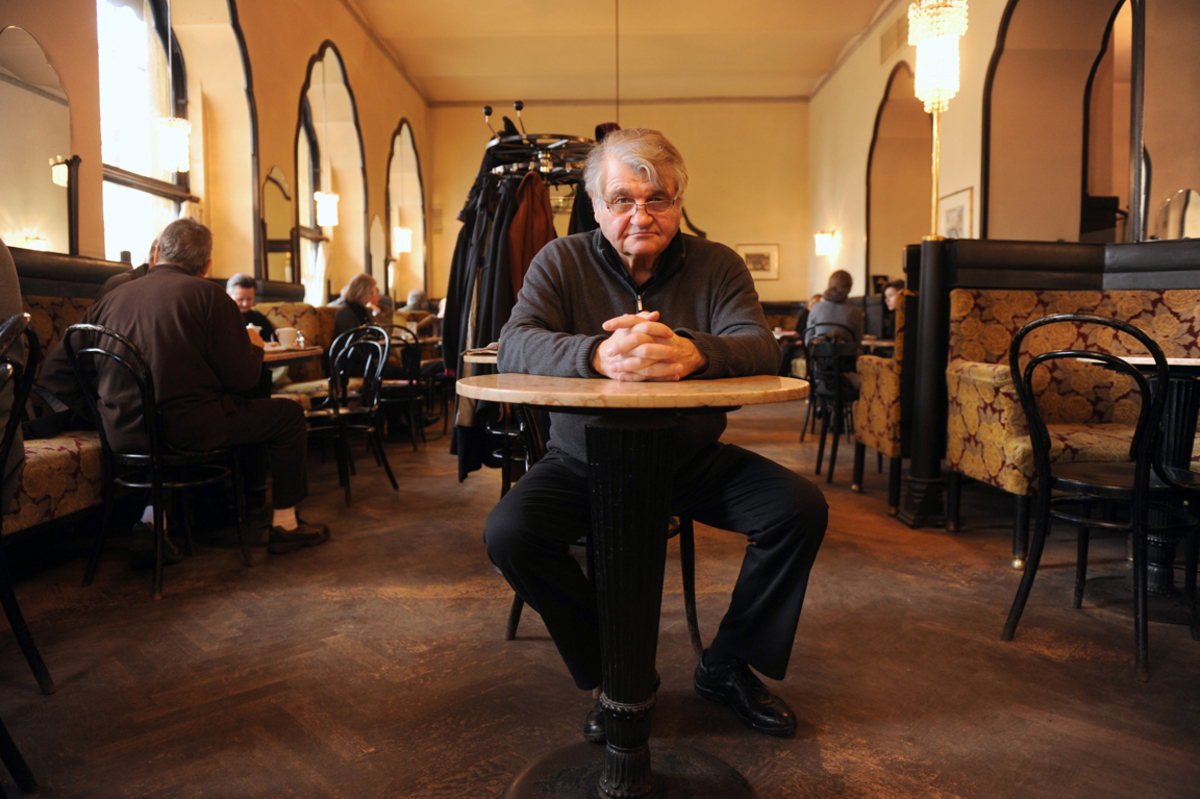 In der Wiener Josefstadt ist am 16. Mai 2013 Peter Turrinis "Aus Liebe", das der Frage des Warum nachgeht, zu sehen. Regie im Stück um Mord und Todschlag führt Herbert Föttinger.