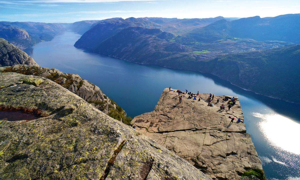 Die Felskanzel des Preikestolen 604 Meter über dem Lysefjord.