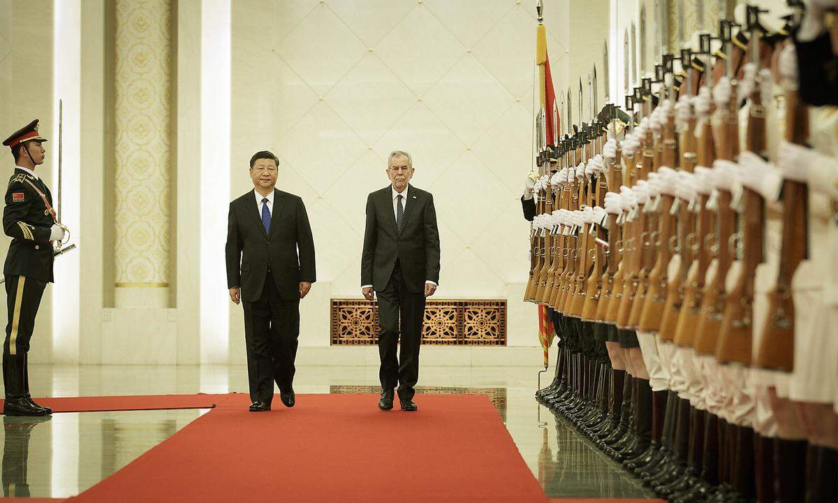 Die chinesische Führung wusste ihre Gäste aus Österreich zu beeindrucken. Mit militärischen Ehren empfing Chinas Staats- und Parteichef Xi Jinping die österreichische Delegation in der Großen Halle des Volkes im Zentrum Pekings.