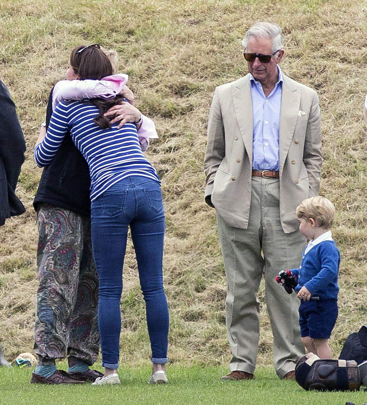 Während ihr Ehemann Prinz William und sein Bruder Prinz Harry an einem Polo-Turnier in Gloucestershire teilnahm, beschäftigte sie ihren Erstgeborenen - und ihren Schwiegervater Prinz Charles.