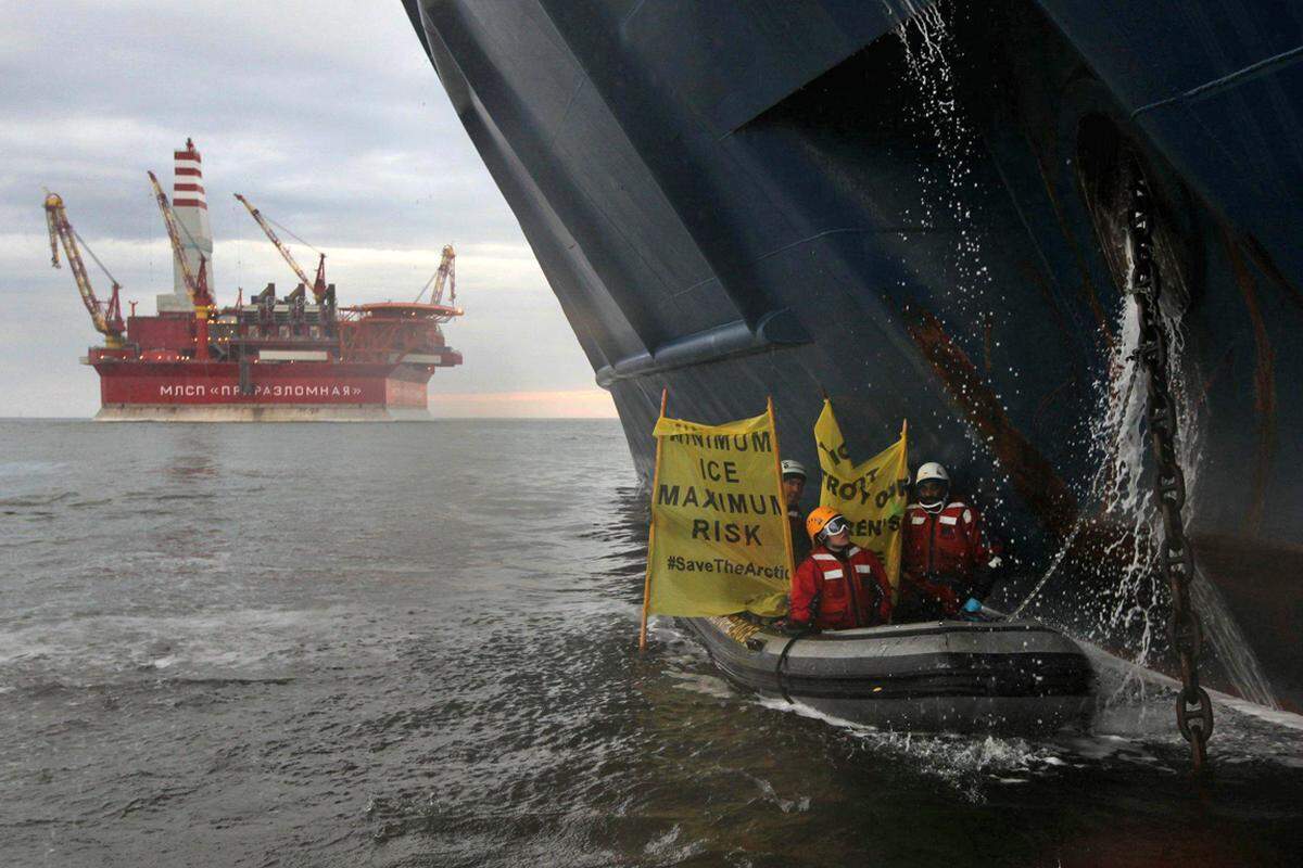 Die Aktivisten haben sich und ihre Boote an die Ankerkette gekettet und blockieren so das Hochziehen und somit das Abfahren des Schiffes zur Ölplattform. Die russische Küstenwache, die von der Prirazlomnaya angefordert wurde, befindet sich vor Ort, hat aber noch nicht eingegriffen.