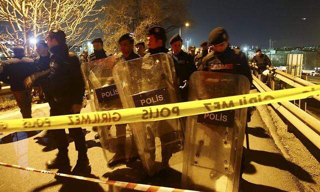 Die türkische Polizei sichert den Tatort.