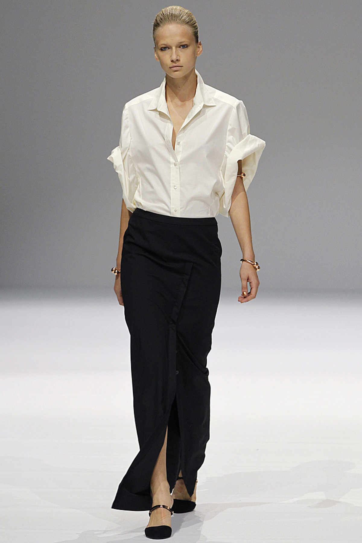 ... in einer androgynen Kombination aus Oversized-Bluse und Rock.