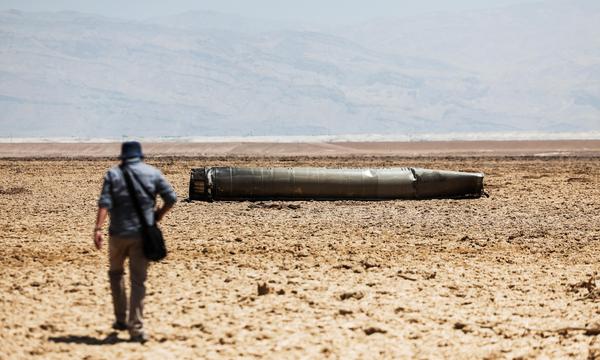 Reste einer iranischen Rakete in der israelischen Wüste. Neuere Boden-Boden-Raketen könnten auch Österreich erreichen.