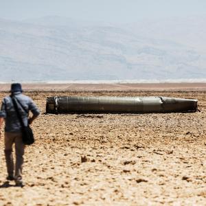 Reste einer iranischen Rakete in der israelischen Wüste. Neuere Boden-Boden-Raketen könnten auch Österreich erreichen.