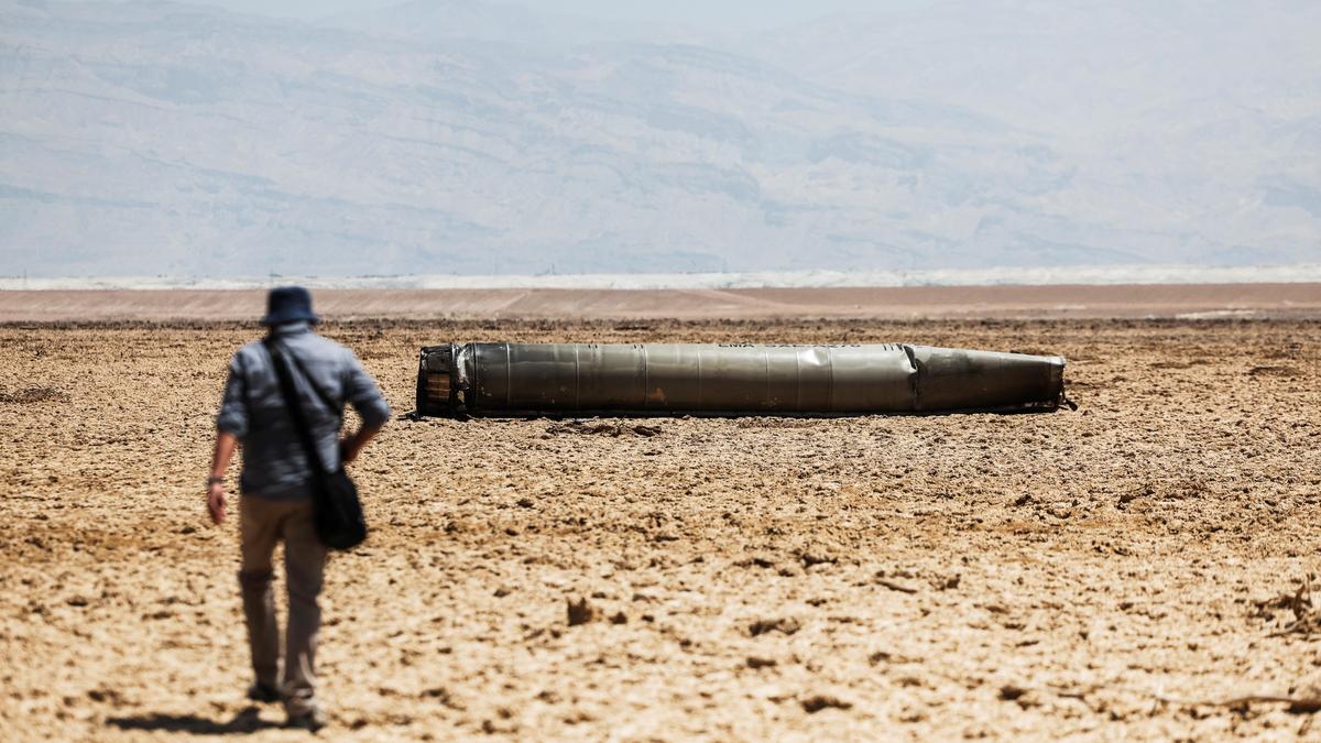 Reste einer iranischen Rakete in der israelischen Wüste. Neuere Boden-Boden-Raketen könnten auch Österreich erreichen.