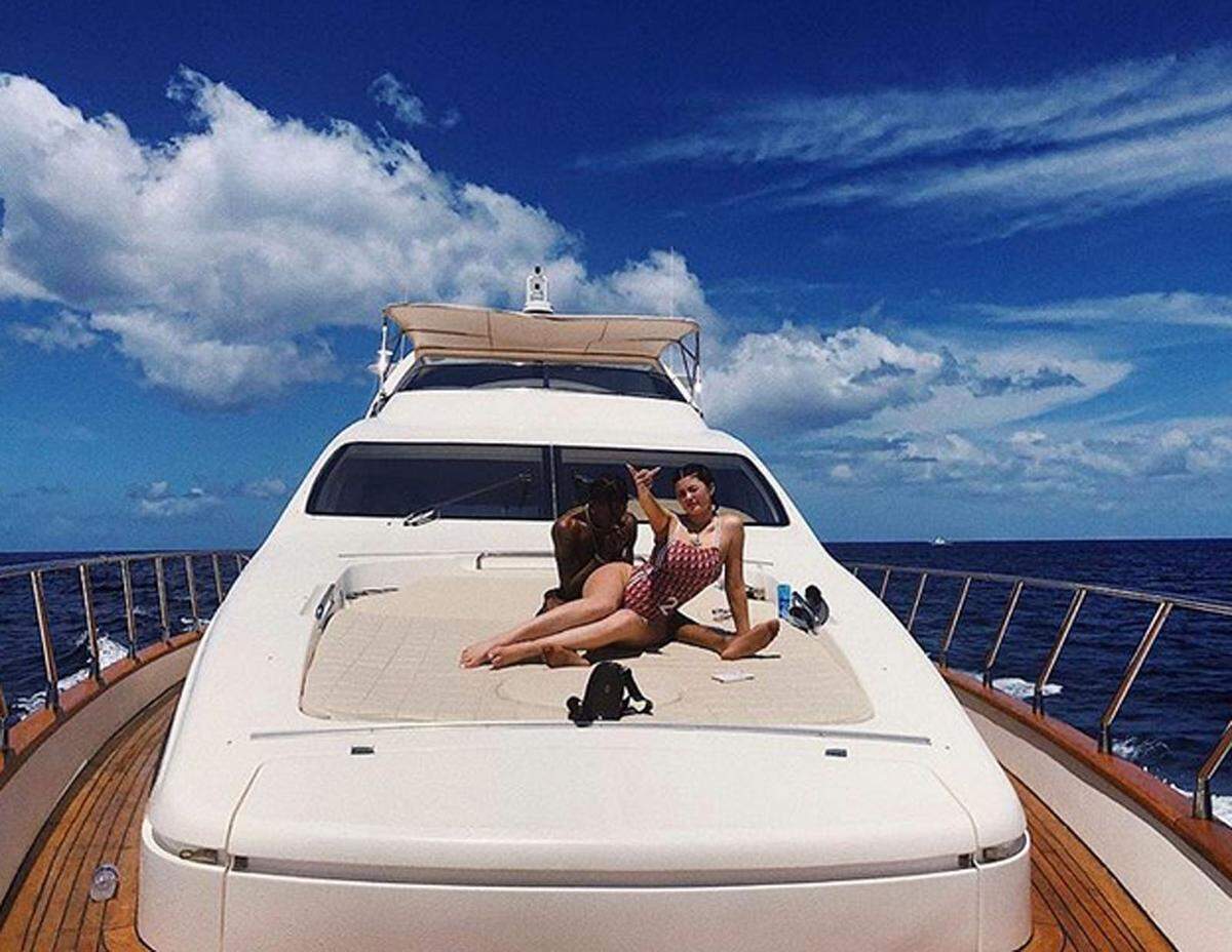 Kylie Jenner vergnügte sich mit Partner Travis Scott auf einer Yacht.
