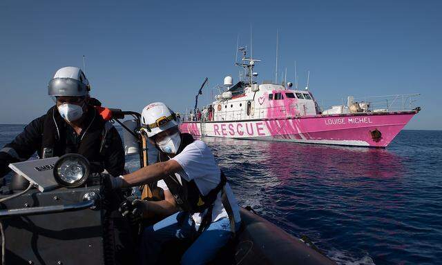 Die "Louise Michel" ist in Not. Künstler Banksy soll das Schiff finanziert und auch bemalt haben.
