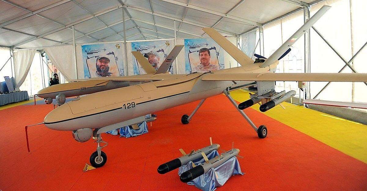 Man sah die "Shahed-129" (Shahed bedeutet "Zeuge"), die 2012 eingeführte erste iranische Kampfdrohne, quasi das Gegenüber zu den "Predators" der USA. Die Reichweite soll 1700 Kilometer bei Flughöhen von mehr als 9000 Meter betragen, als Bewaffnung dienen Luft-Boden-Raketen. Vor kurzem sollen Shaheds übrigens über Syrien aufgetaucht sein.
