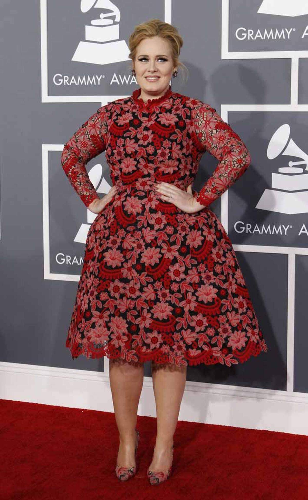 Valentino Couture kleidete Adele  ein. Für "Set Fire to the Rain" wurde die britische Sängerin mit dem Preis für die beste Pop-Solodarbietung ausgezeichnet.