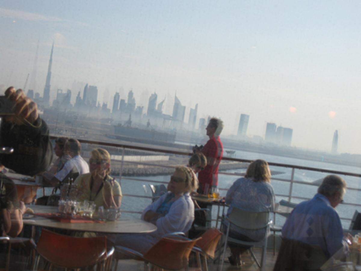 Ausgangspunkt Dubai, die berühmteste Stadt der jüngsten Jahrtausendwende, reichstes und bis vor kurzem noch am spektakulärsten florierendes Emirat der Vereinigten Arabischen Emirate.