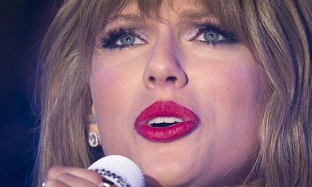 Taylor Swift performs in Times Square on New Year's Eve in New York