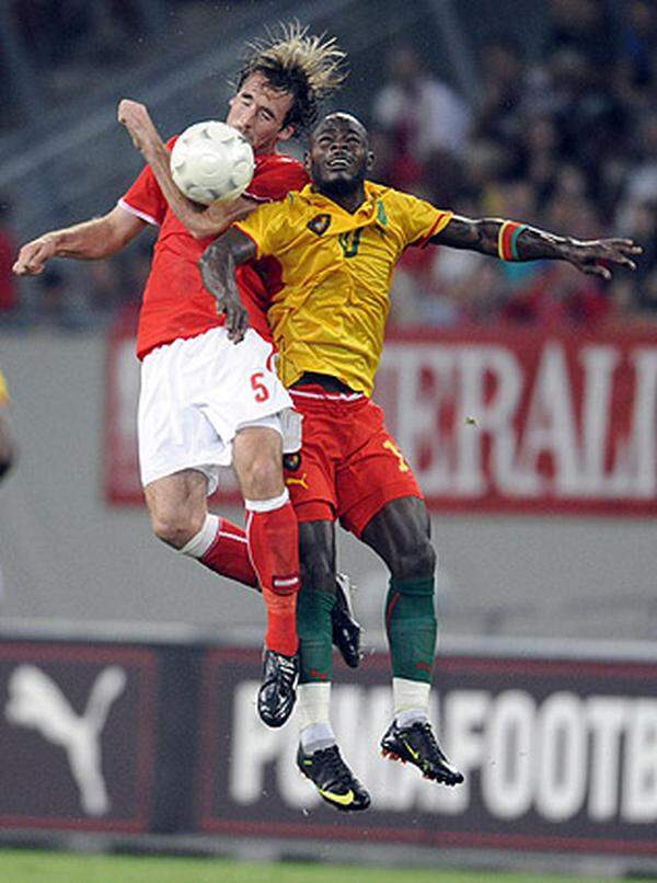 Trotz Rückschlägen wie dem 0:2 im Freundschaftsspiel gegen Kamerun und trotz der wohl verpassten WM-Qualifikation ließ der ÖFB früh durchblicken, dass man Constantini gerne weiter als Teamchef sehen würde. Im September 2009 wurde nach dem Sieg über die Färöer Inseln (3:1) und einem 1:1 in Rumänien Constantinis Vertrag verlängert.