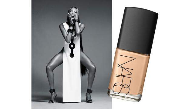 Kultfaktor. Seine Muse Naomi Campbell fotografierte François Nars für die Frühlingskampagne seiner Marke. Am Set hörte man unter anderem „A Natural Woman" von Aretha Franklin. Für natürliche Schönheit soll auch die „Sheer Glow Foundation" in 34 Nuancen sorgen (43 € nur bei Douglas House of Beauty).