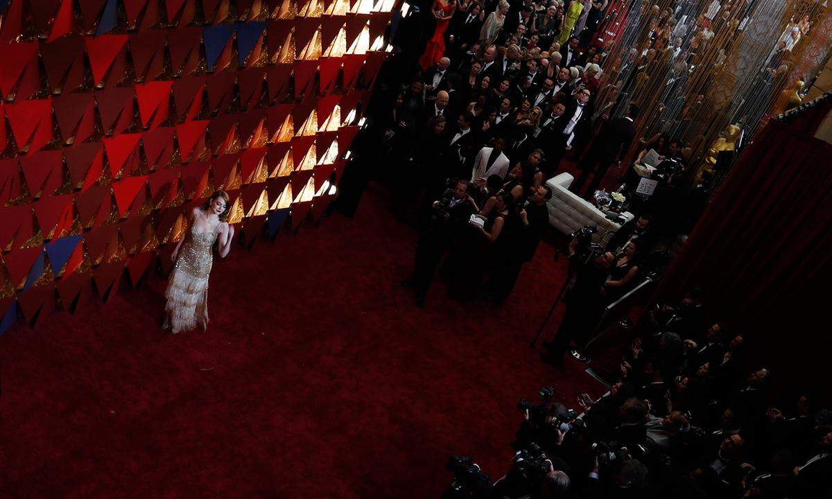 Das Schaulaufen der Stars am Roten Teppich ging bei ungewohnt kühlen Temperaturen über die Bühne. Die Stars zeigten sich bei der 89. Oscar-Gala in gewohnter Bandbreite an Abendgarderobe. Emma Stone ("La La Land") war eines der begehrtesten Fotomotive - sie holte sich später den Oscar als beste Hauptdarstellerin.