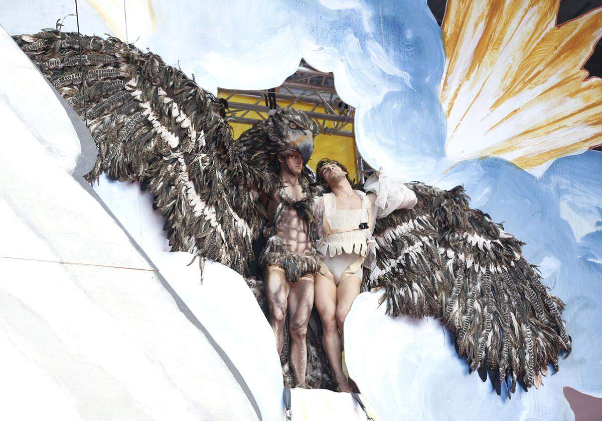 In den letzten Stunden vor dem 19. Life Ball wurde geprobt bis die Federn fliegen. "Spread The Wings Of Tolerance" heißt es dieses Jahr. Hier sehen Sie die Bilder von den Umbauarbeiten und Vorbereitungen am Wiener Rathausplatz, wo das Spendenspektakel alljährlich über die Bühne geht.