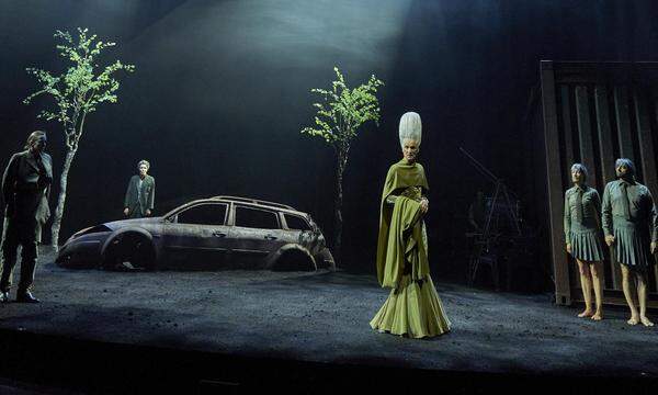 Bäume auf dem Autofriedhof: „Ein Sommernachtstraum“, inszeniert von Barbara Frey, am Burgtheater.