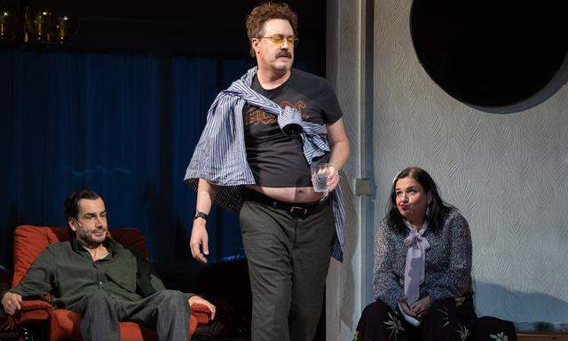 Eine etwas langatmig inszenierte Farce im Burgtheater: Fabian Krüger als Clive,  Nicholas Ofczarek als Neville und Maria Happel als Phyllis.