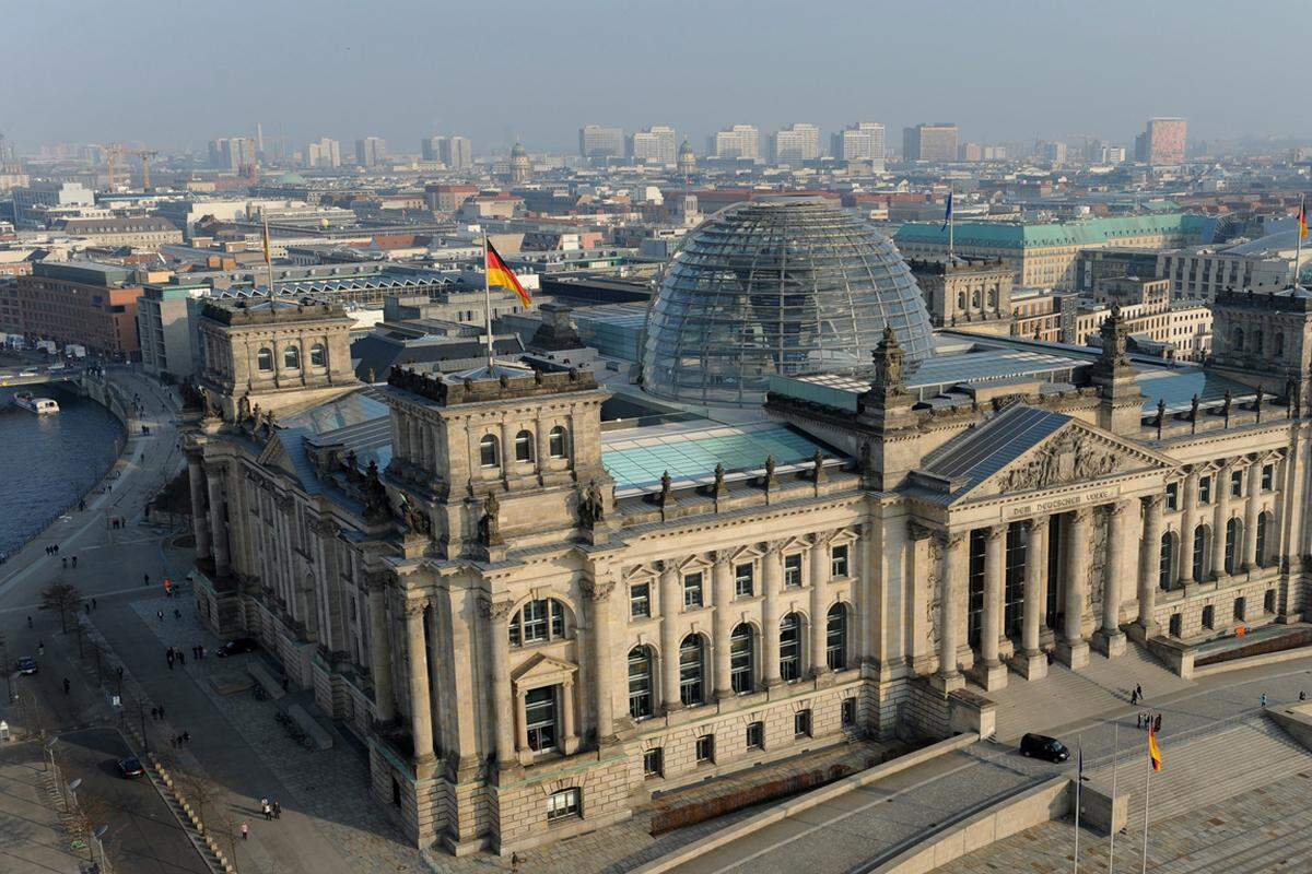 Next Stop: Berlin. Während in den europäischen Medien gerade die Meldung kursierte, Magnotta könnte Paris mit dem Bus verlassen haben, wurde er bereits in Berlin gesichtet.