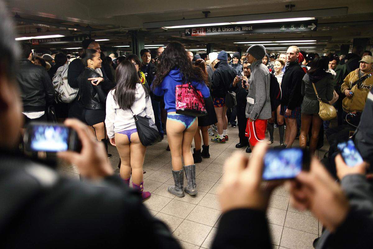 ... regen Zulauf: 4000 Menschen sollen heuer in 59 Städten rund um den Planeten zum 11. "No Pants Subway Ride" angesetzt haben, sagt der Veranstalter.