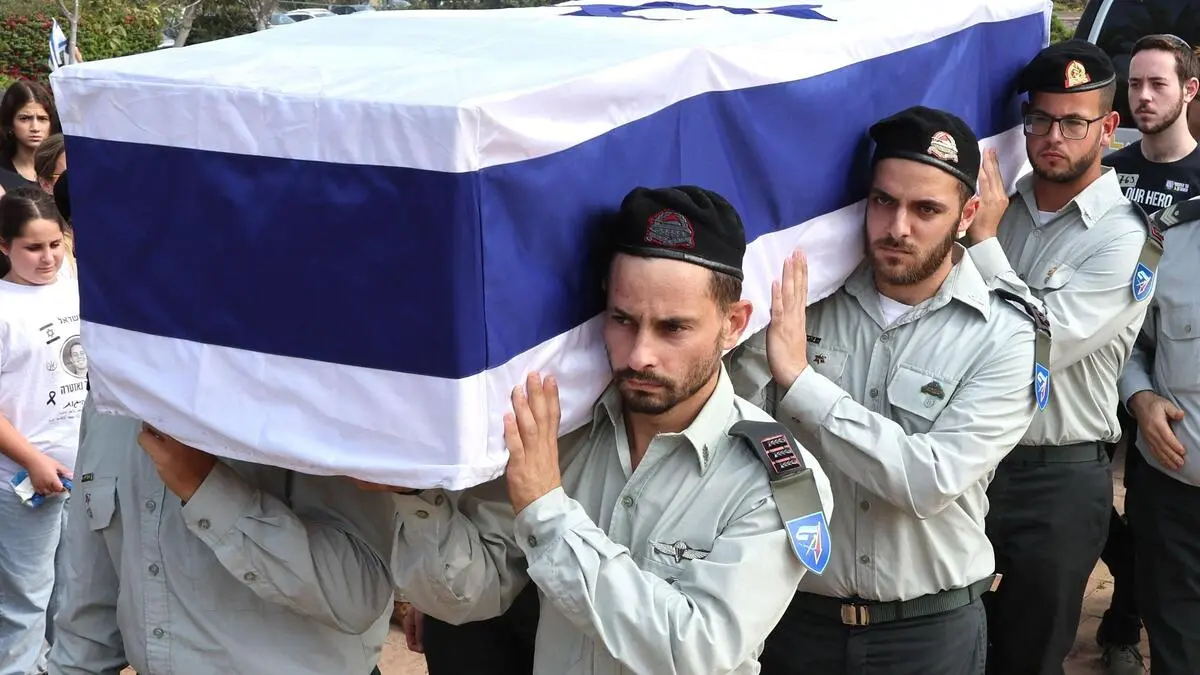 An Israel übergebene tote Geisel als Kibbuz-Bewohner identifiziert ...