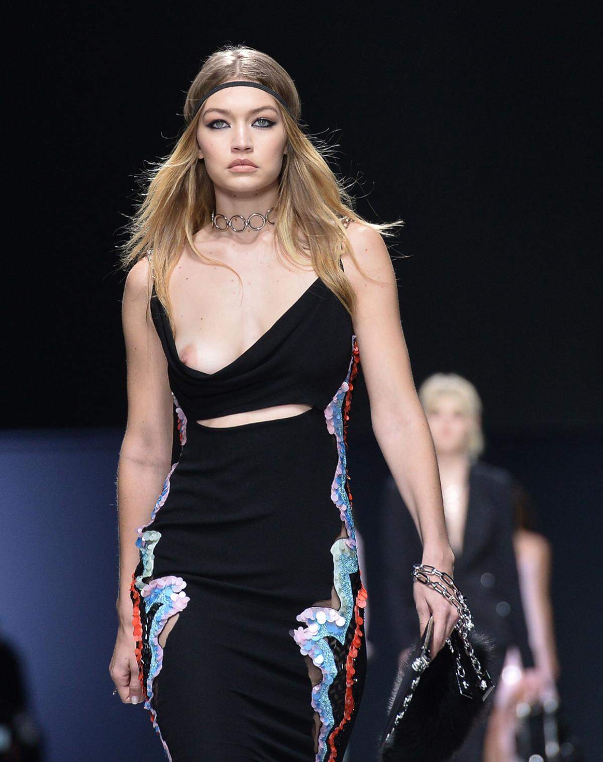 Kleiderpannen passieren nicht nur auf dem roten Teppich, sondern auch auf dem Catwalk. Diese Erfahrung musste jetzt auch Topmodel Gigi Hadid machen. Auf dem Laufsteg von Versace verrutschte der Ausschnitt ihres Kleides. Ganz Profi lief die 20-Jährige davon unbeeindruckt weiter.