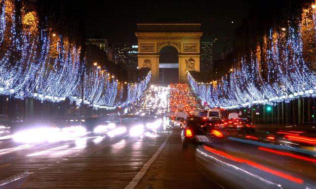 Paris (im Bild der Arc de Triomphe) bemüht sich schon länger um nachhaltige Verkehrspolitik.