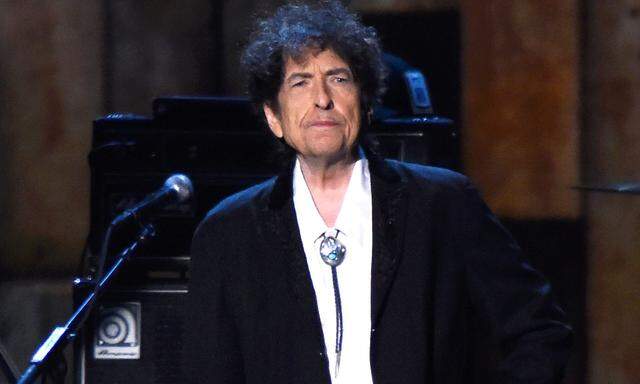 „Ich zerbreche mir nicht den Kopf darüber, was das alles bedeutet“, sagt Bob Dylan über seine eigenen Songs. Hier ist er bei einer früheren Ehrung zu sehen: 2015 wurde er Person of the Year der Stiftung MusiCare.