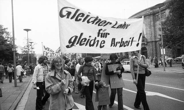 DGB Frauendemonstration fuer gleichen Lohn 1978 DEU Deutschland Mainz Mehrere tausend Frauen und