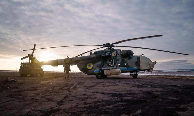 Im Bild: Hubschrauber des Typs Mi-8, allerdings unter ukrainischer Fallge.