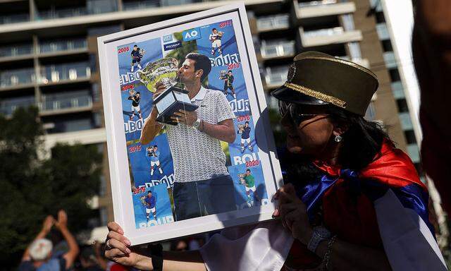 Djokovic-Fans vor dem Hotel