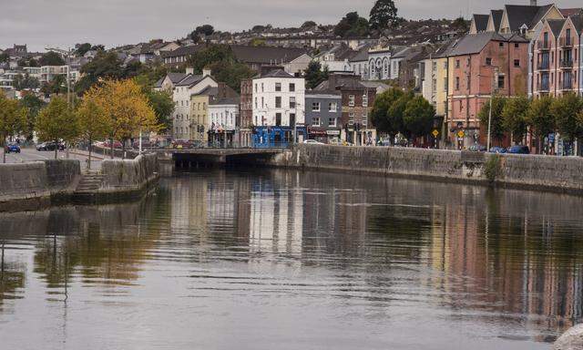 Cork City: In den Gässchen der heimlichen zweiten Hauptstadt Irlands stößt man auf eine reiche kulturelle und kulinarische Szene (Mitte).