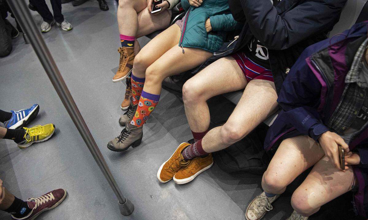 Und auch in der Amsterdamer Metro gab es winterlich-blasse Beine zu sehen.