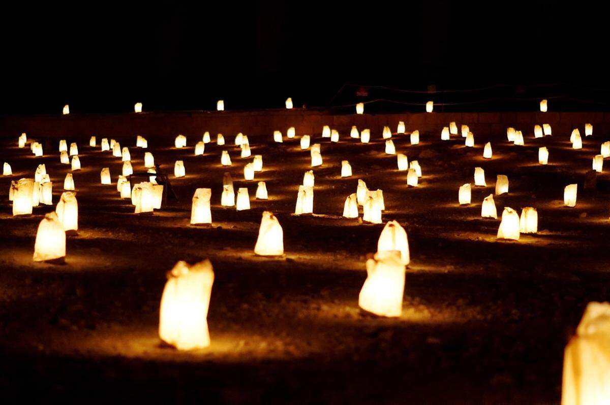 Das Schatzhaus kann man auch bei Nacht besichtigen. 1500 Kerzen säumen den Weg zum Schatzhaus. Ein magischer Moment.