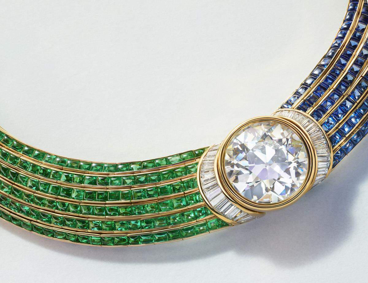 Die aus Diamanten, Saphiren und Smaragden bestehende Halskette von Bulgari hat einen Schätzwert von 1 bis 1,7 Millionen Schweizer Franken (umgerechnet 1,02 bis 1,73 Millionen Euro). 