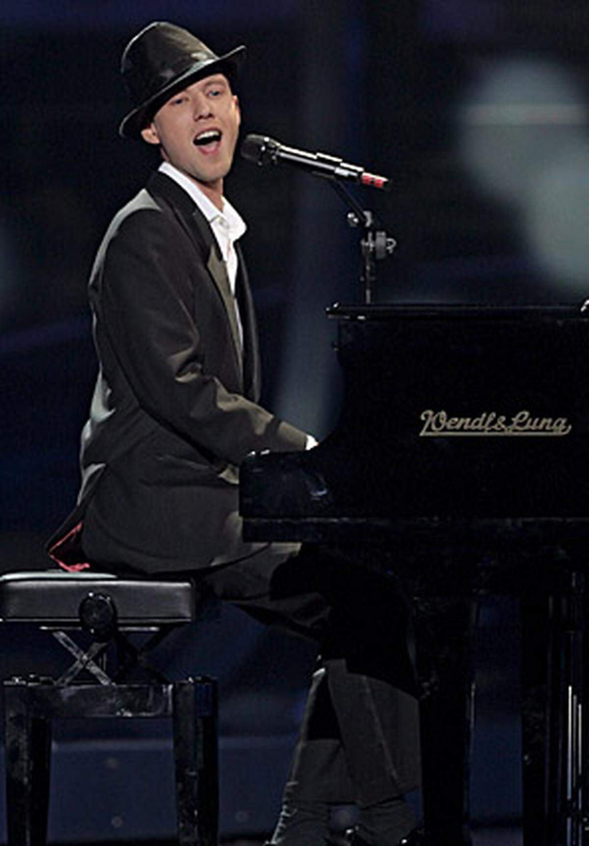 Im Stil von Elton John sorgte Sasha Son aus Litauen mit seiner Ballade "Love" für Gänsehaut-Gefühl.