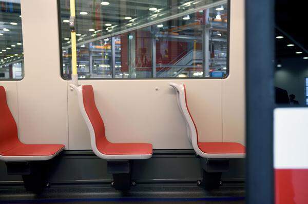 Die Sitze sind wie schon beim ULF aus rotem Kunststoff - aber ergonomischer geformt.
