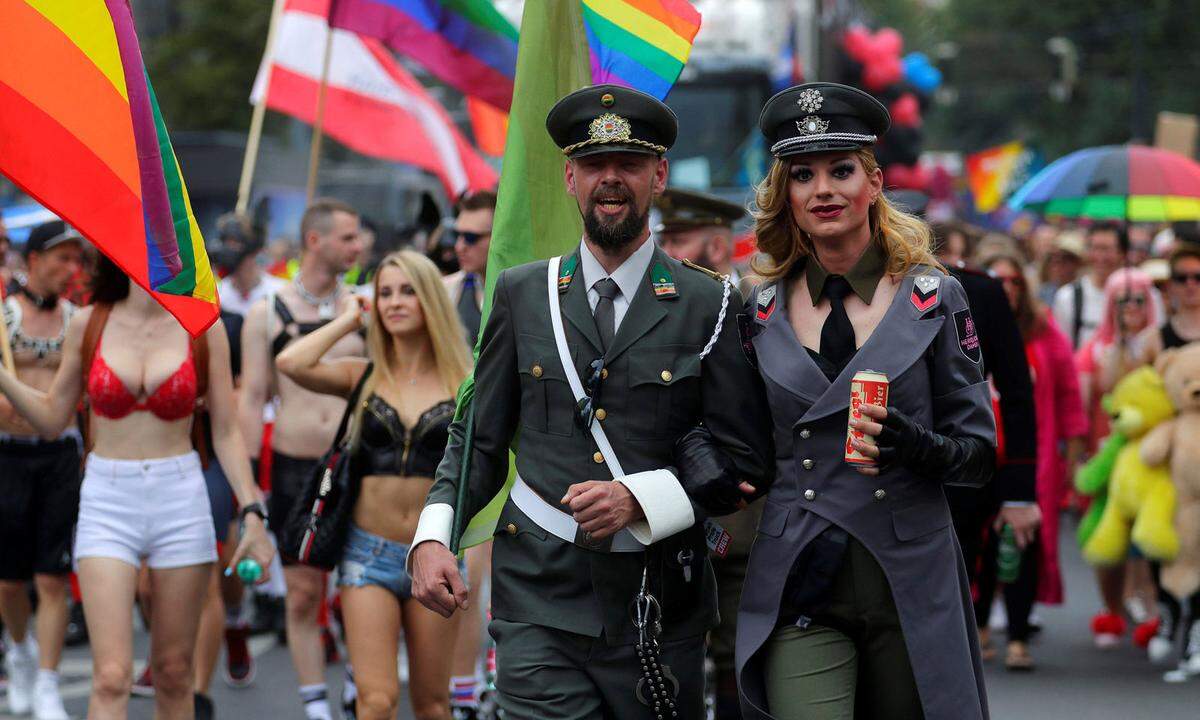 Die Parade ist der Höhepunkt der "Vienna Pride", die heuer in Vorbereitung auf die große "EuroPride" 2019 zu einem zweiwöchigen Festival mit Veranstaltungen in ganz Wien ausgeweitet wurde.